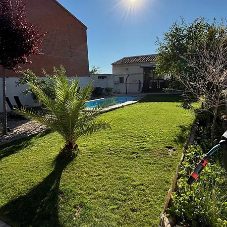Mandres. Casa Con Jardin Y Piscina. Proximo A Puy Du Fou.